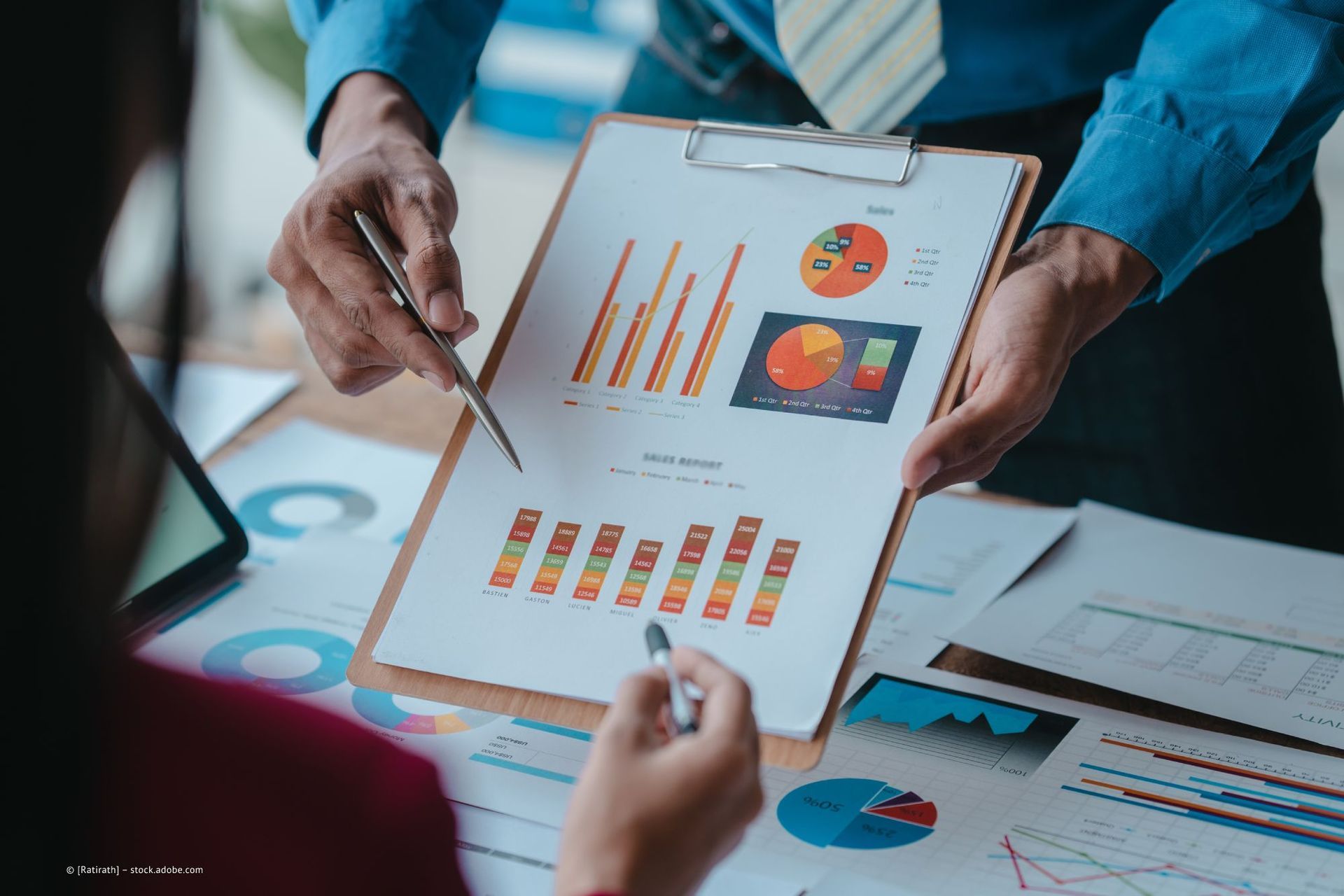Zwei Mitarbeiter von Wolfgang Krupke betrachten eine Grafik