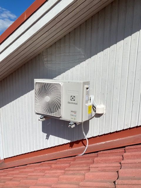 ilmalämpöpumppu valkoisella seinällä