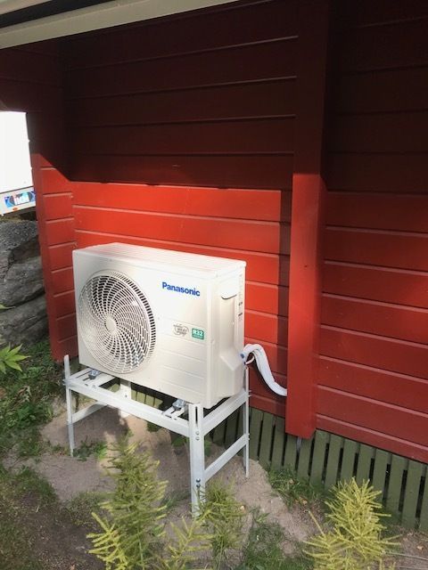 ilmalämpöpumppu punaisella seinällä