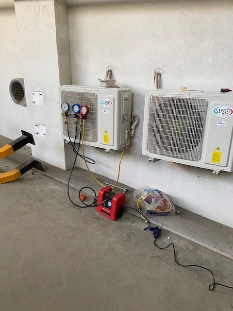 kaksi ilmalämpöpumppua