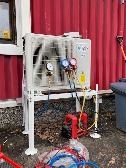 ilmalämpöpumppu punaisella taustalla