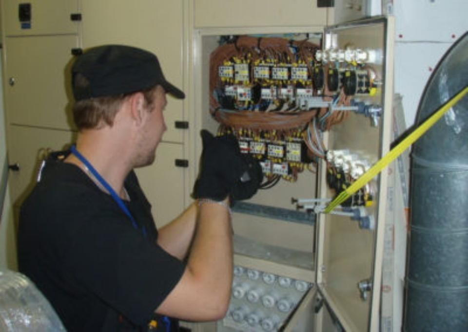 Sähköasentaja tekee sähkötöitä