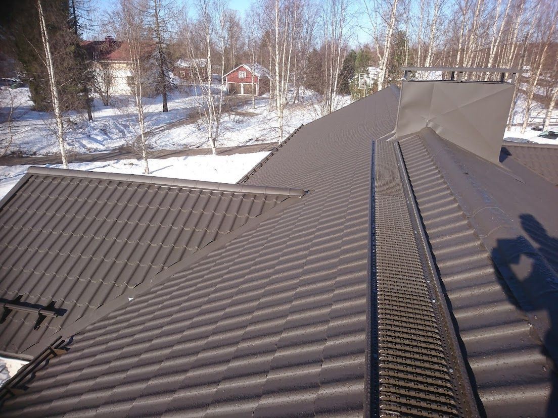 Peltikattoremontti tummanruskea