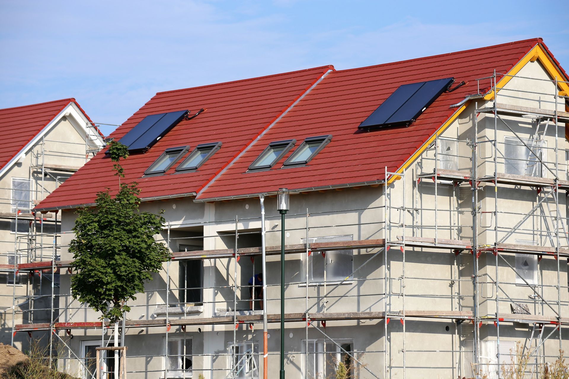 Échafaudage le long d'une façade de maison