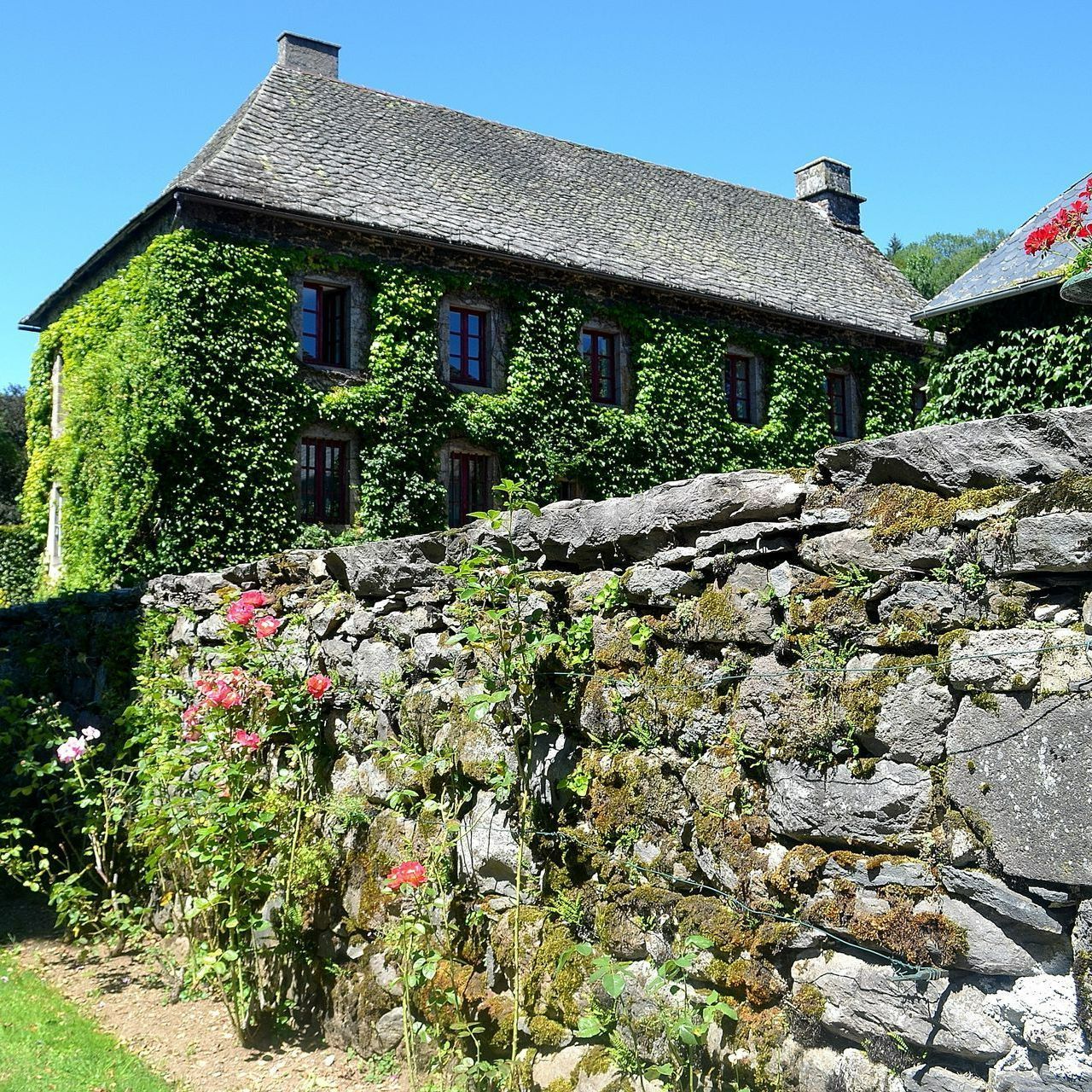 Maison avec une toiture en lauze