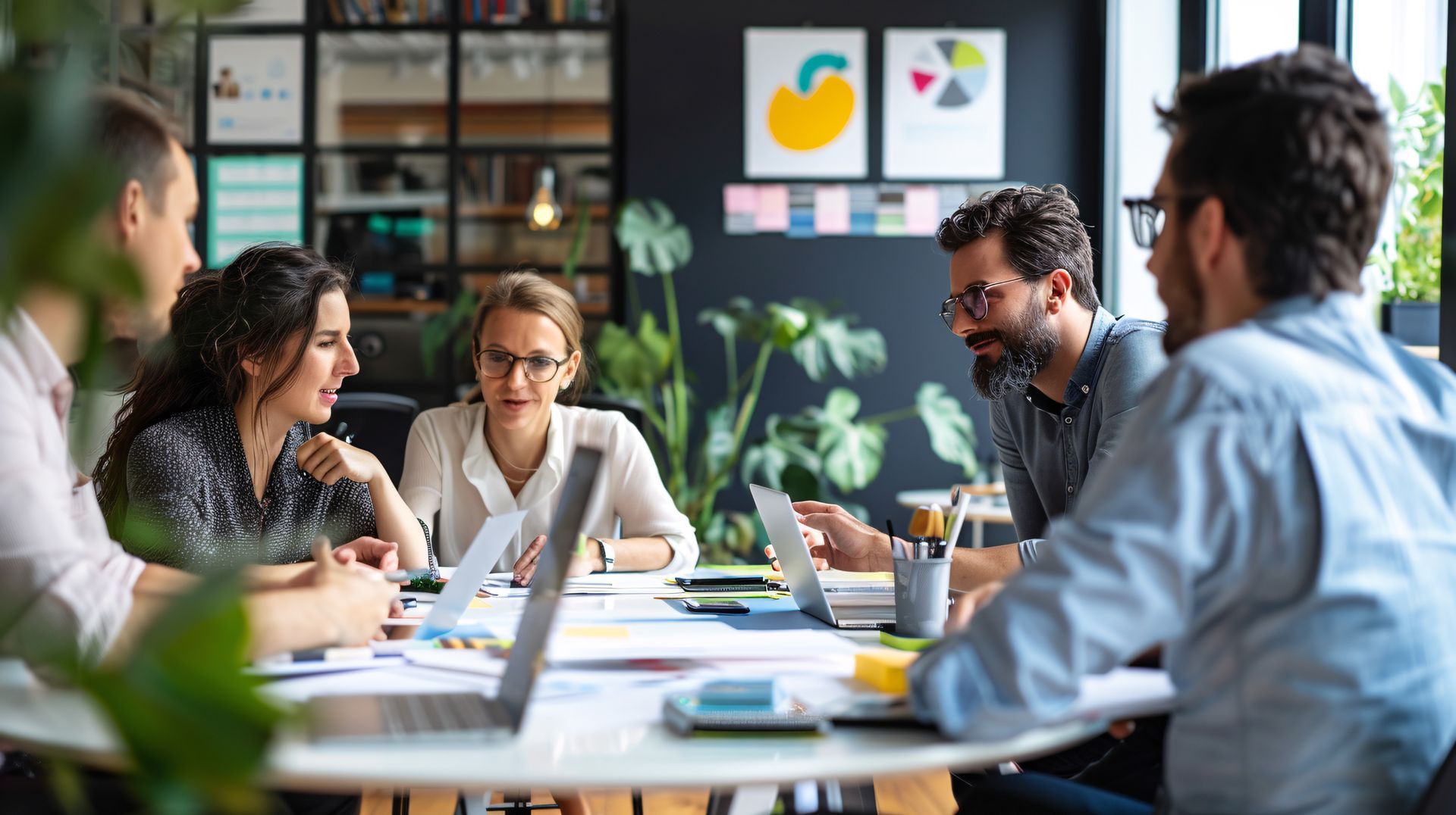 Un groupe diversifié de collègues collaborent autour d'une table de conférence.
