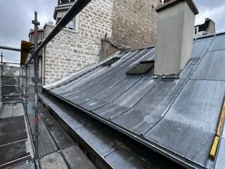 Rénovation d'une toiture en joint debout terminée