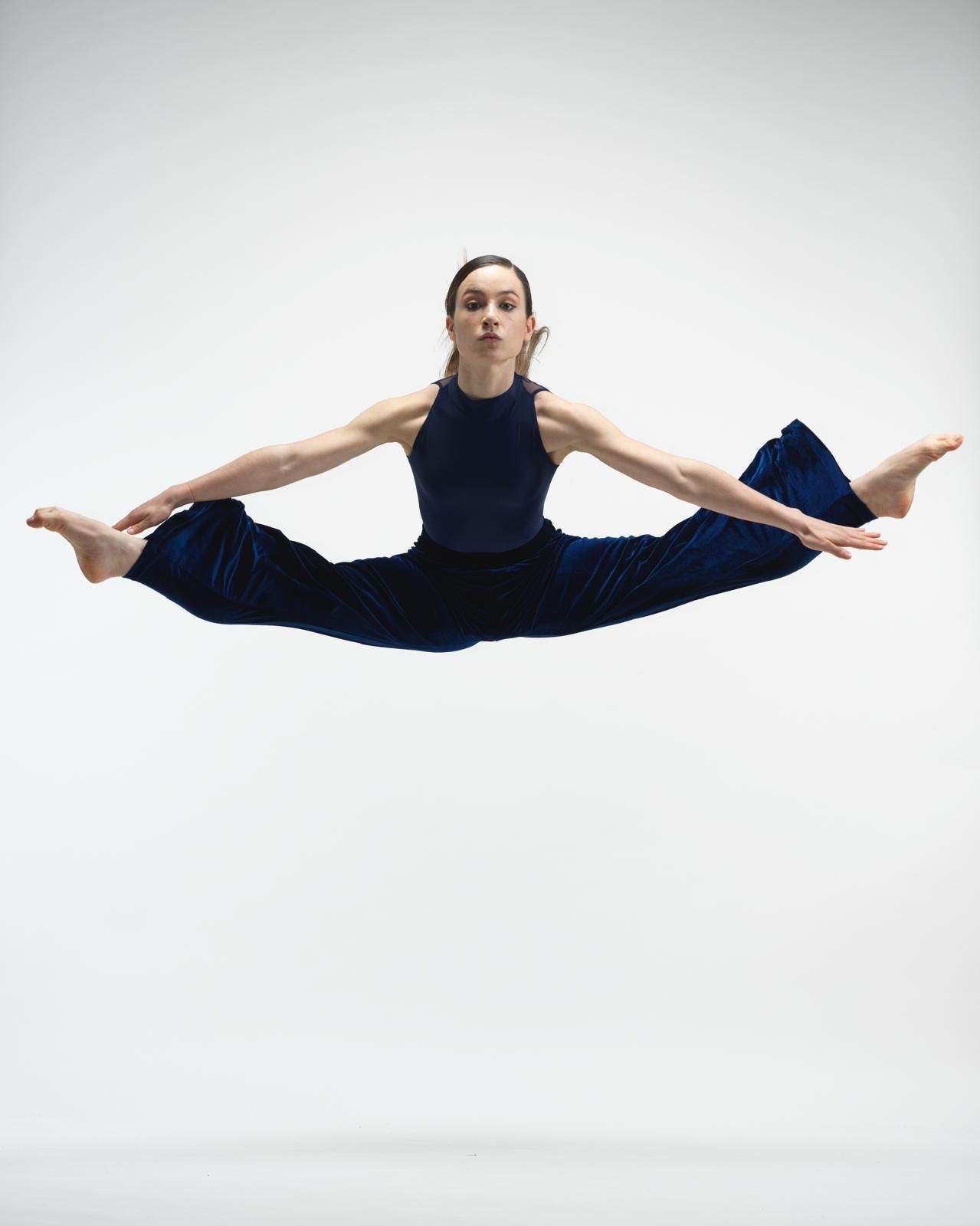 Bailarina con traje azul marino