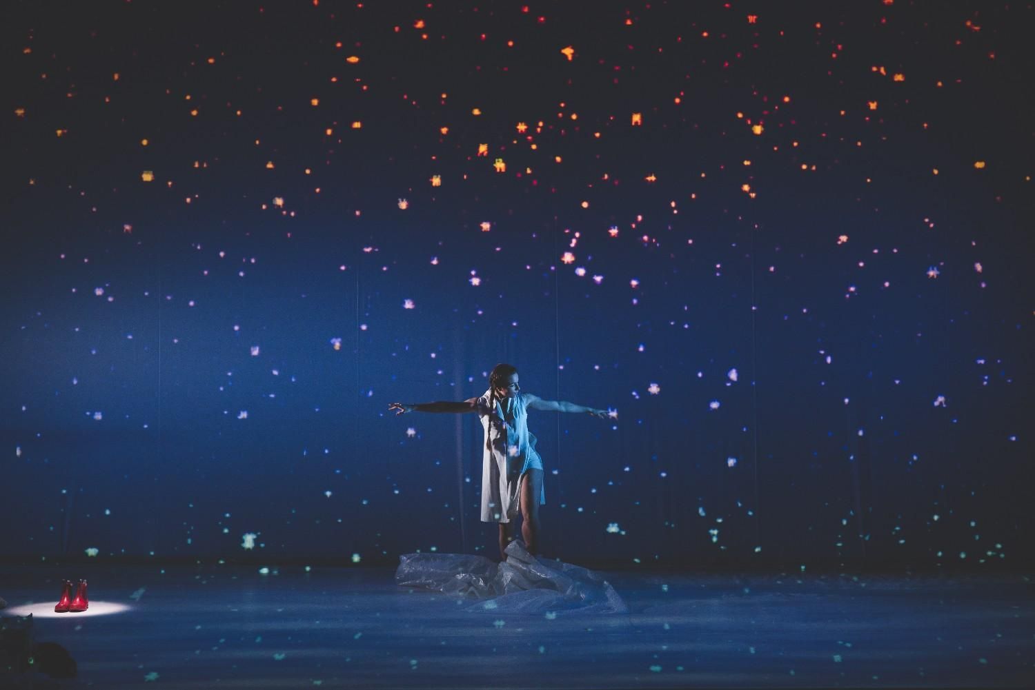 En una escena escénica iluminada