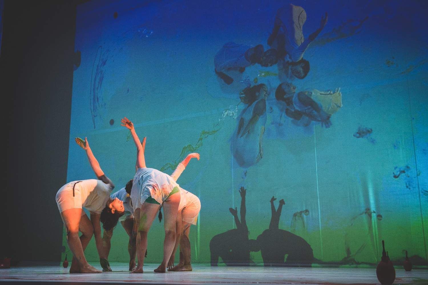 Tres bailarines se inclinaron hacia
