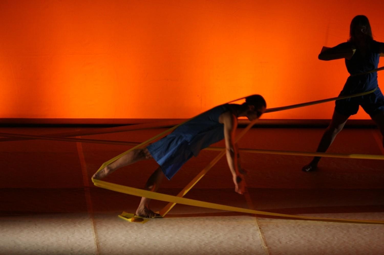 Dos bailarinas en movimiento con 