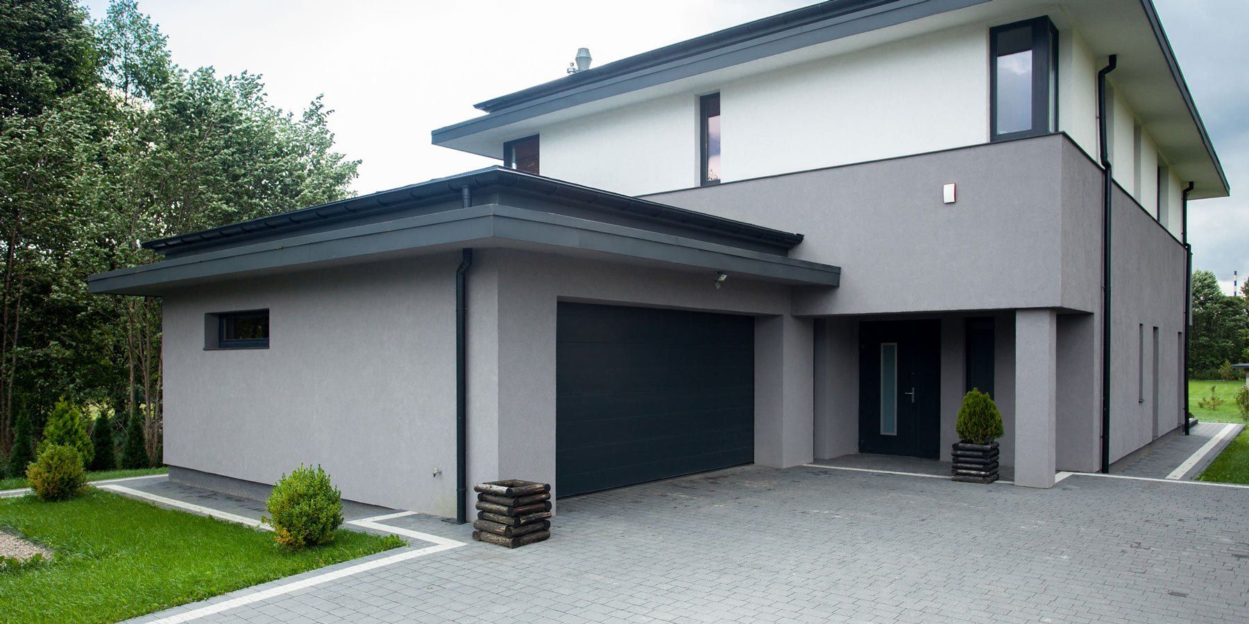 Porte de garage et maison moderne