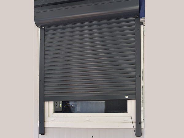 Volets roulants noirs