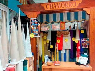 Una tienda con un cartel que dice chamorro.