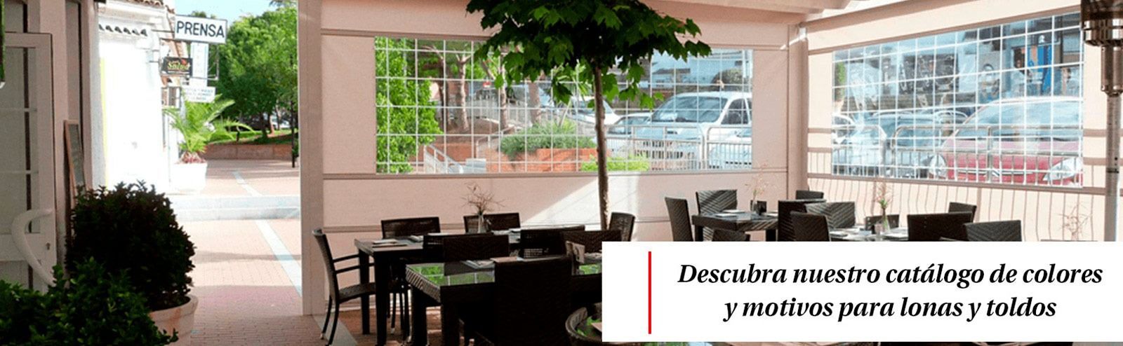 Un restaurante con mesas y sillas bajo un dosel.