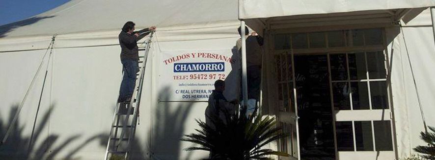 Un hombre parado en una escalera frente a un edificio con un cartel que dice primero