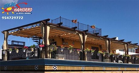 Un restaurante con una pérgola y un cartel que dice hamorro