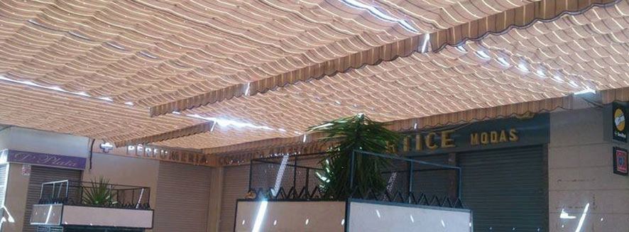 El techo de un edificio con muchas luces.