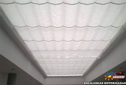 Una cortina blanca cuelga del techo de una habitación.