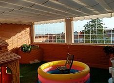 Hay una gran piscina inflable en el medio de la habitación.