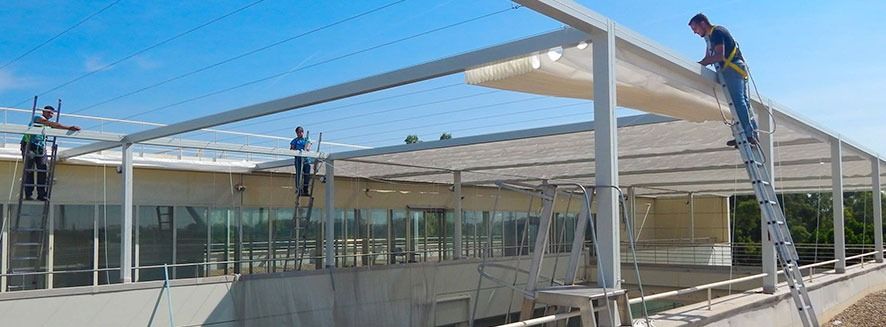 Un grupo de personas está trabajando en el tejado de un edificio.