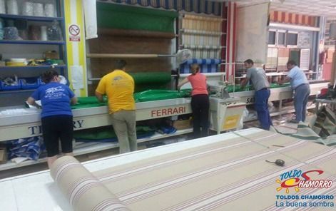 Un grupo de personas está trabajando en una fábrica.
