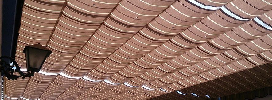 Una farola cuelga del techo de un edificio.