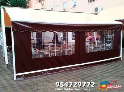 Una gran carpa con mesas y sillas debajo.