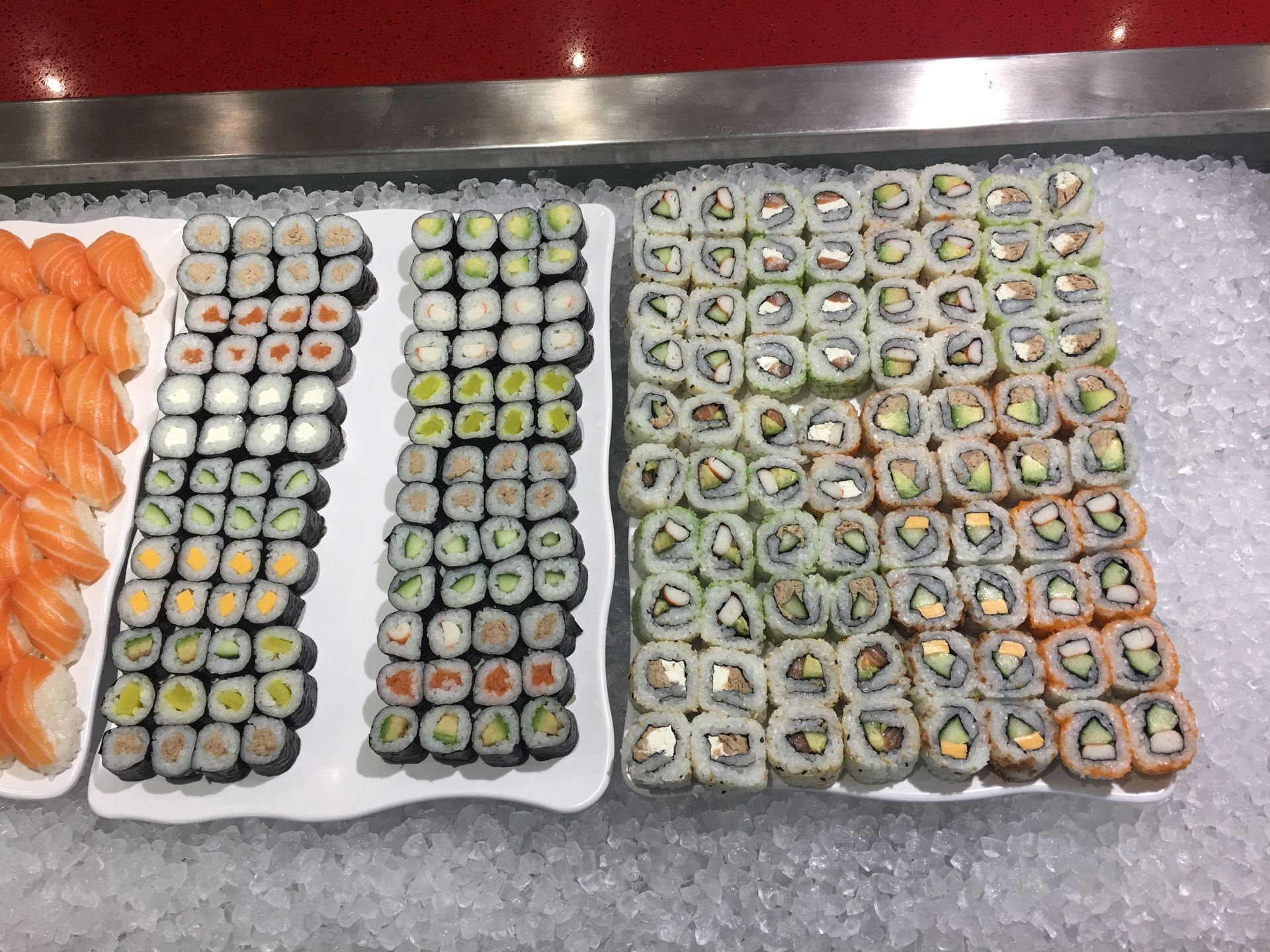 Assortiment de makis sur le buffet