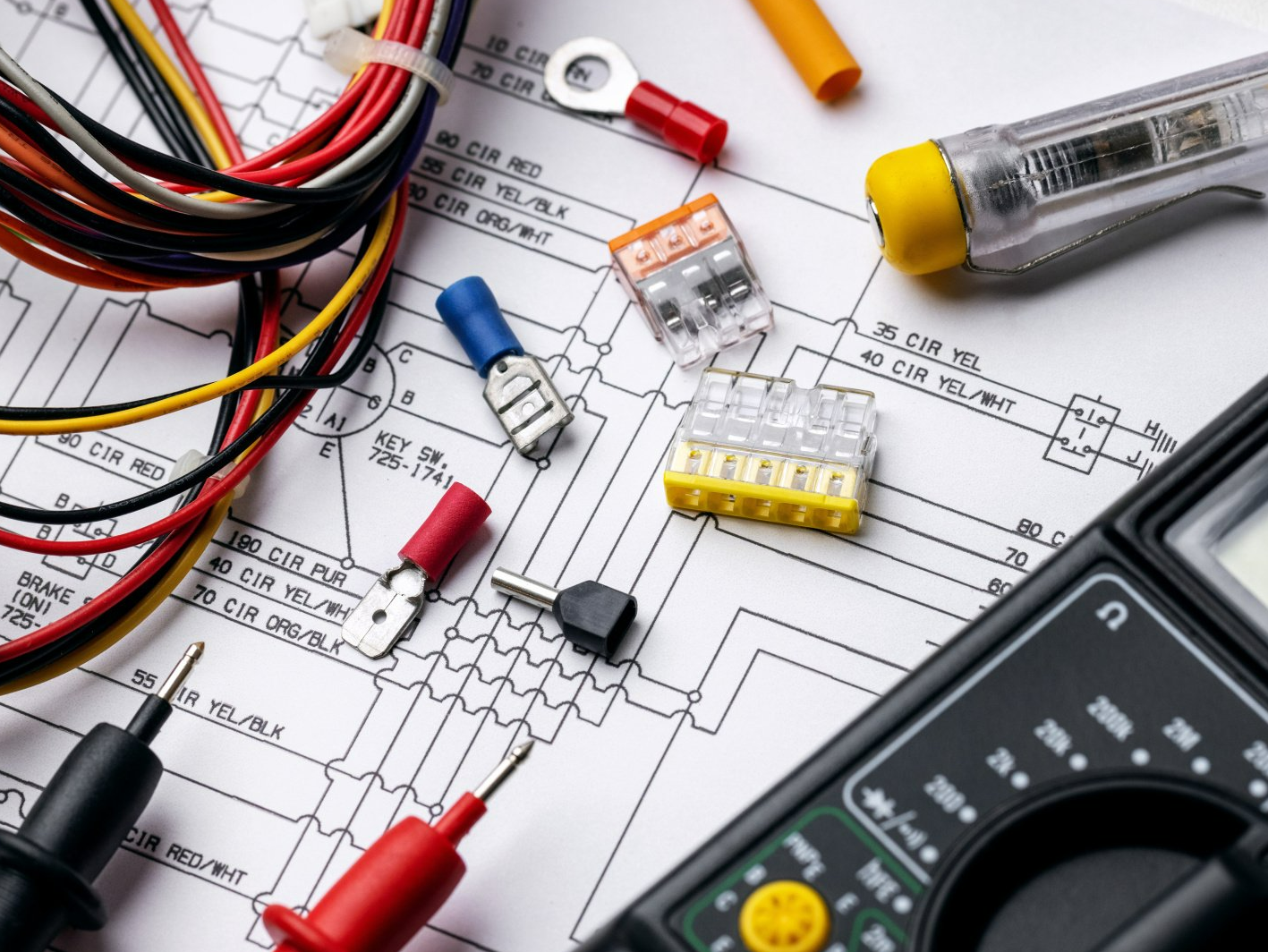 Des câbles électriques, un ampèremètre, un plan électrique et des adaptateurs électriques