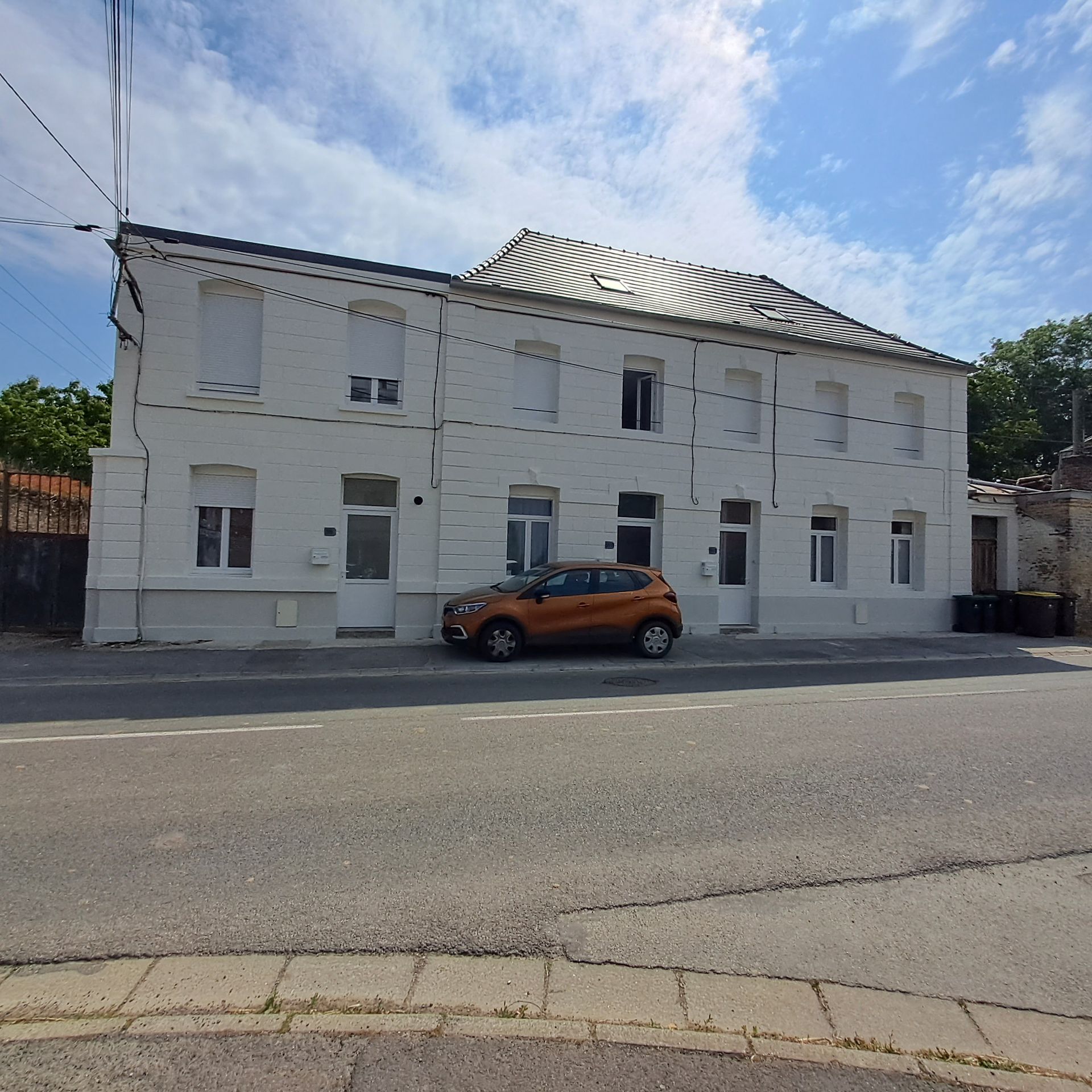 Un bâtiment avec une voiture devant
