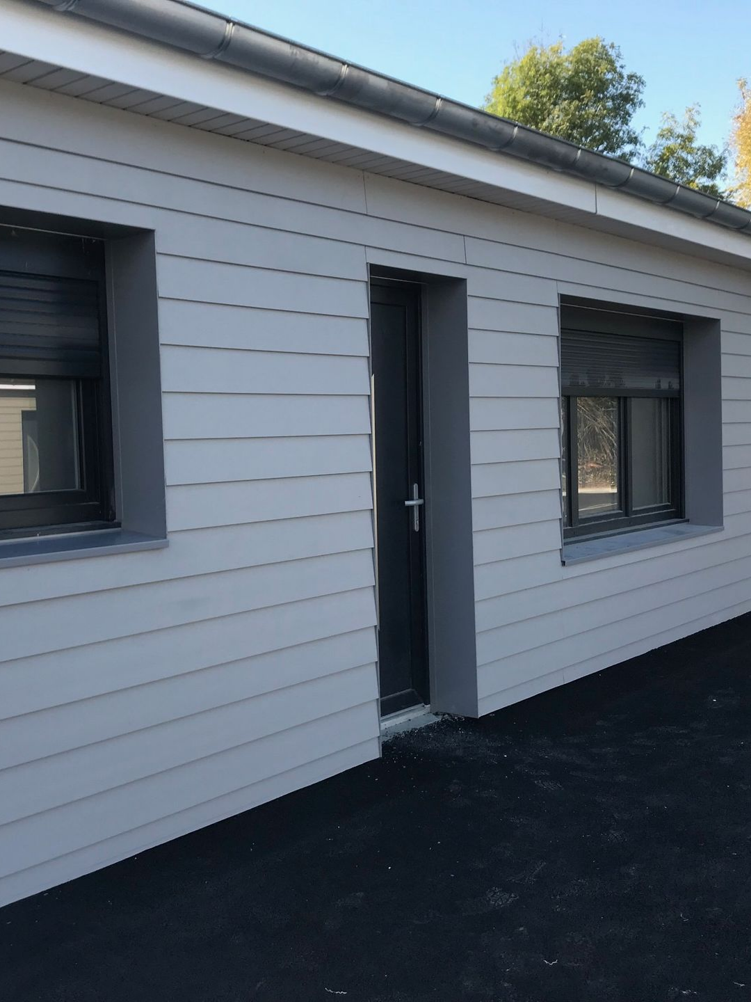 Bâtiment moderne avec bardage