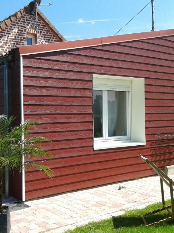 Un bardage de façade rouge