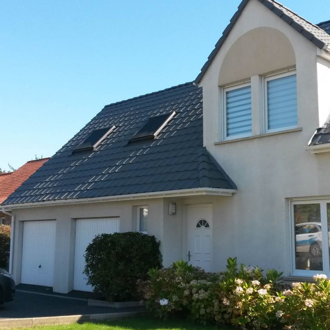 Une maison avec des volets fermés