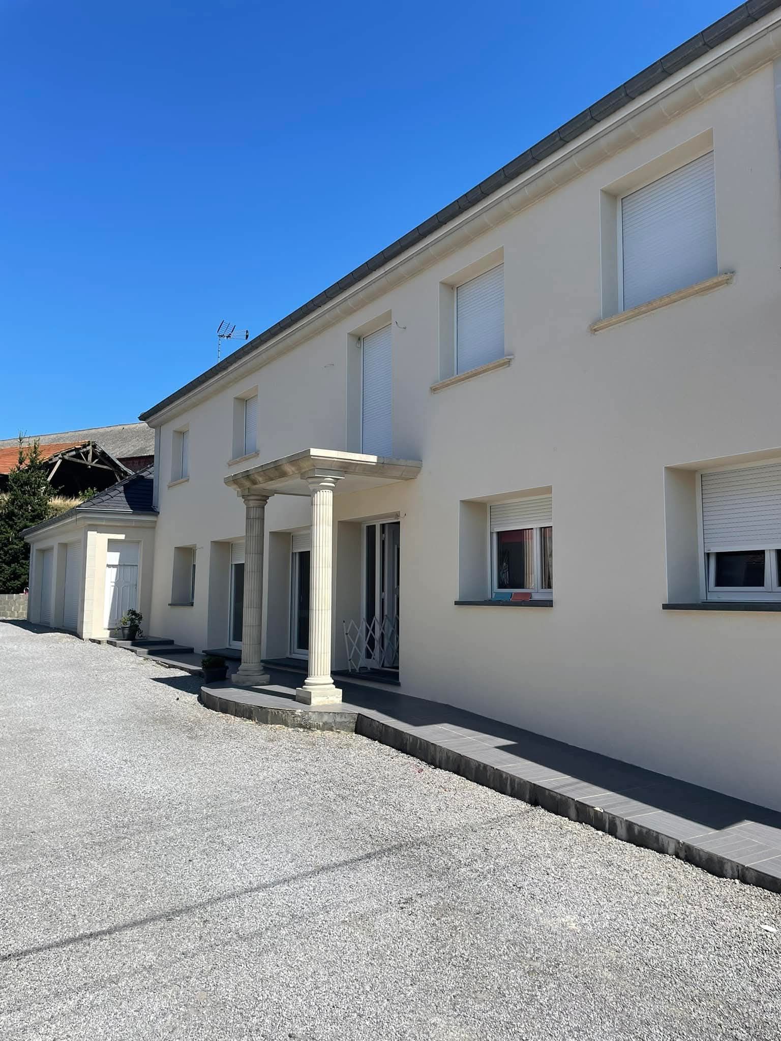 Bâtiment moderne blanc en enduit