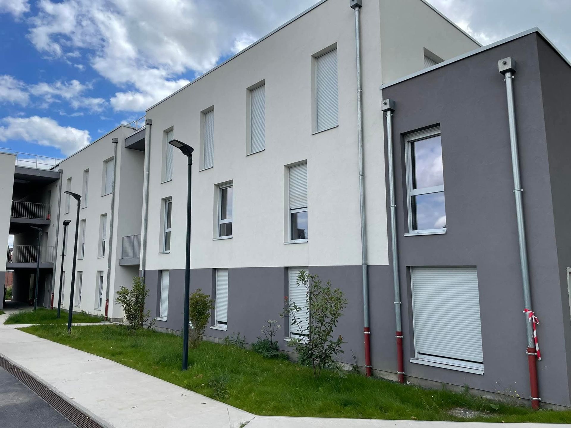 Bâtiment moderne blanc et gris