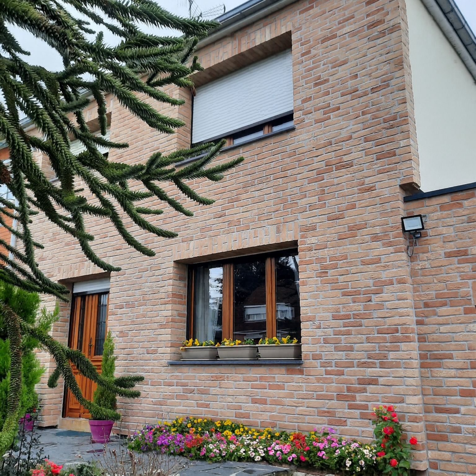 Une façade de maison avec des briques