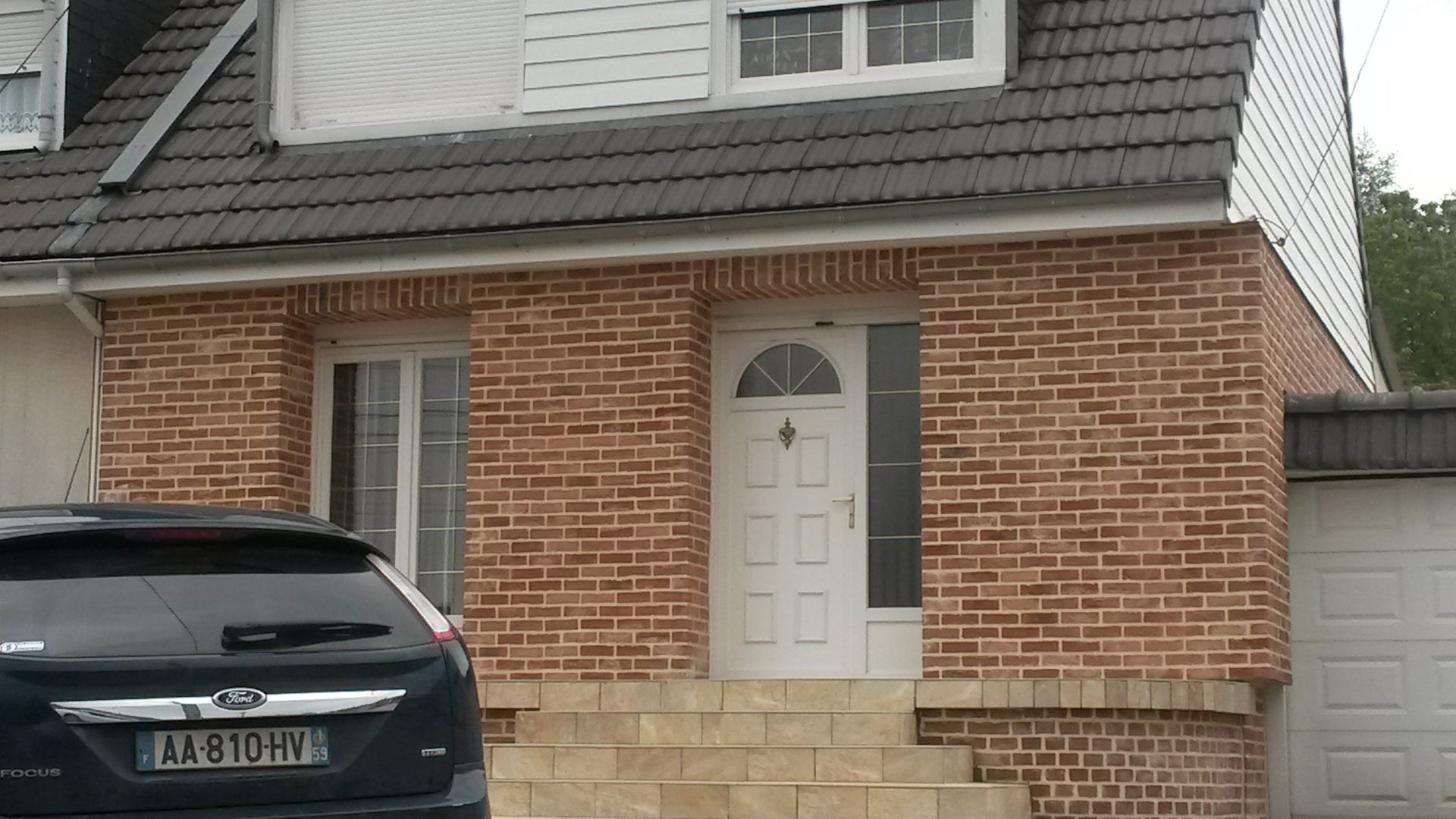 Une maison avec une façade en brique