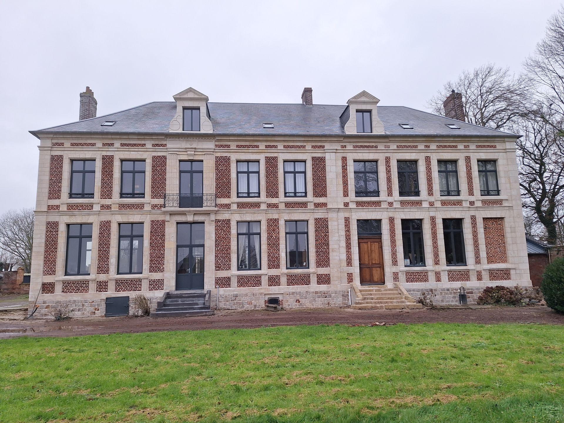 Un bâtiment avec des parements en briques