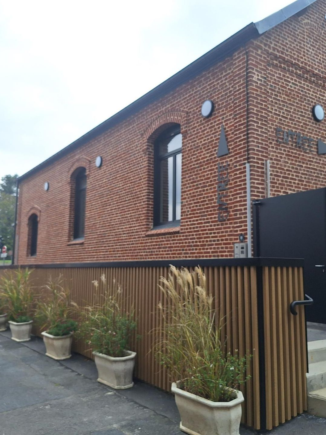 Un bâtiment en brique avec des fenêtres