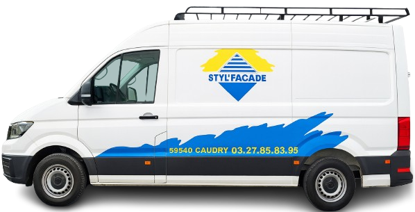 Camionnette blanche avec logo STYLFACADE, touches de bleu et de jaune, et informations de contact, stationnée à l'extérieur.