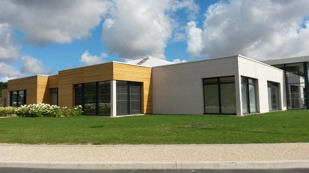 Des bâtiments modernes avec des toits terrasses