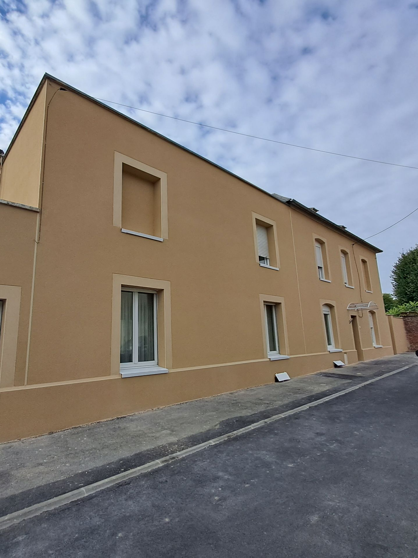 Un bâtiment avec de l'enduit