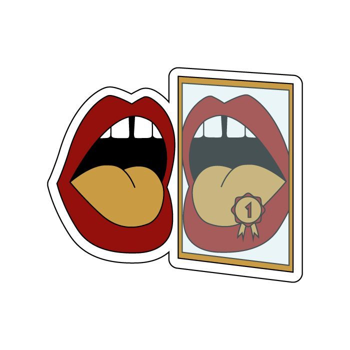 Boca abierta con lengua, frente a un reflejo enmarcado de sí misma en un espejo, con una cinta de