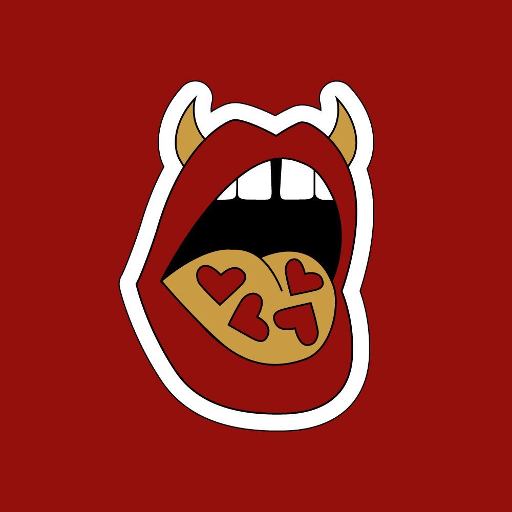 Labios rojos con cuernos de diablo, boca abierta, lengua dorada con galletas en forma de corazón sobre fondo rojo.