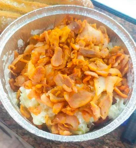 Un primer plano de un plato de comida sobre una mesa.
