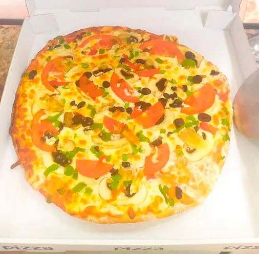 Una pizza en una caja que dice pizza.