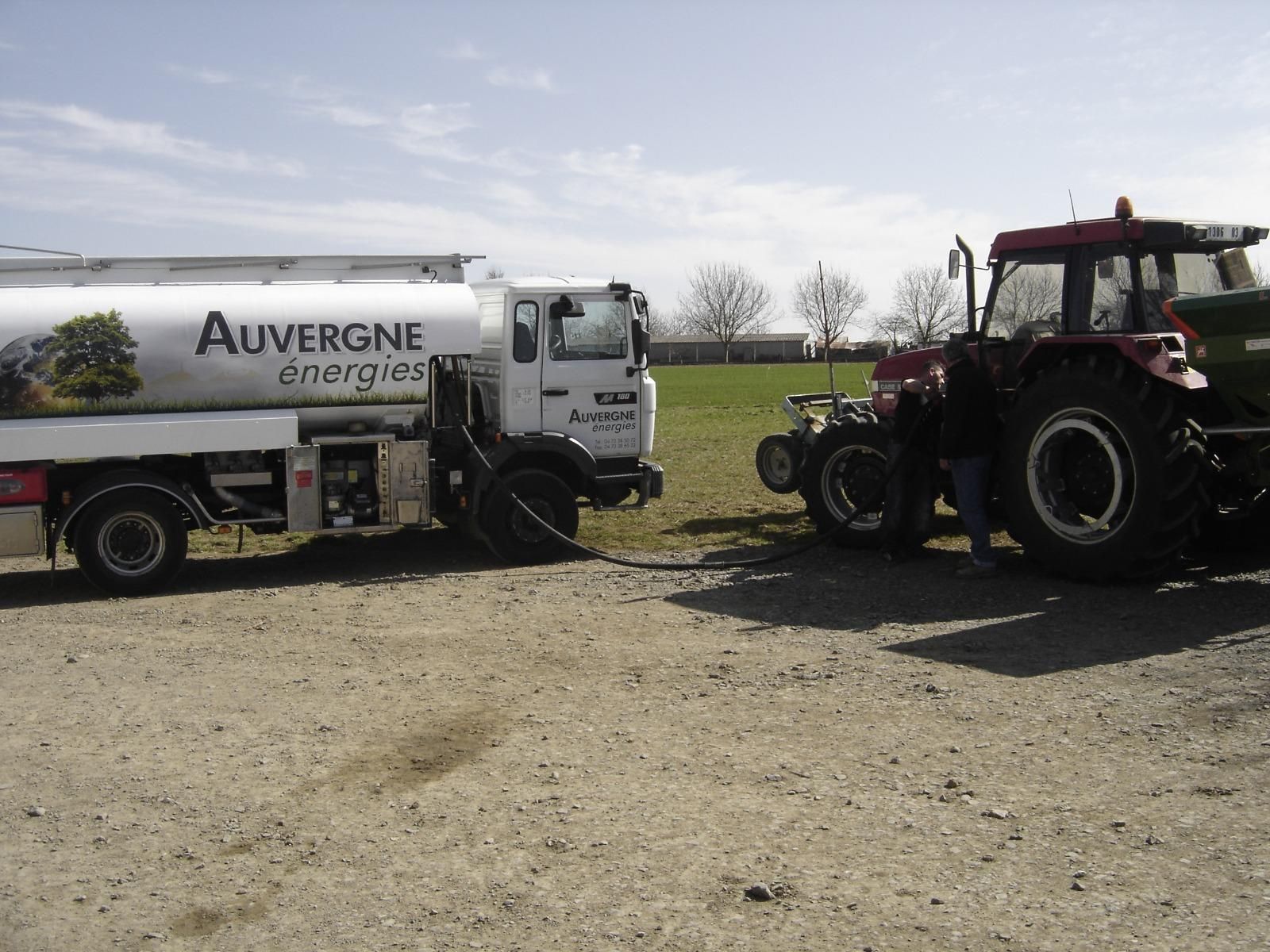 Un camion d'Auvergne Énergies qui réalise du bord à bord avec un tracteur