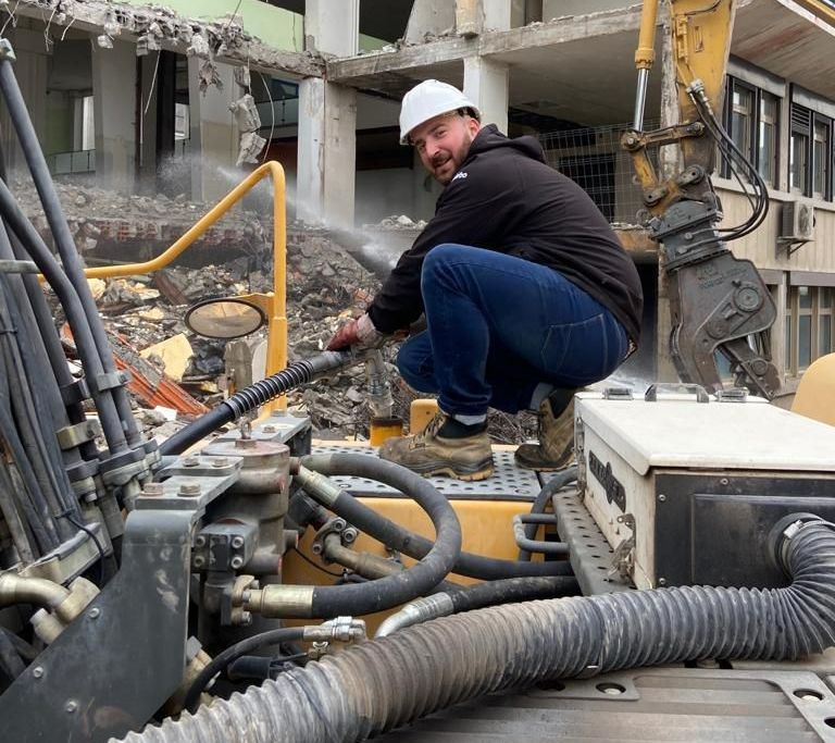Un homme qui réalise un livraison de combustible
