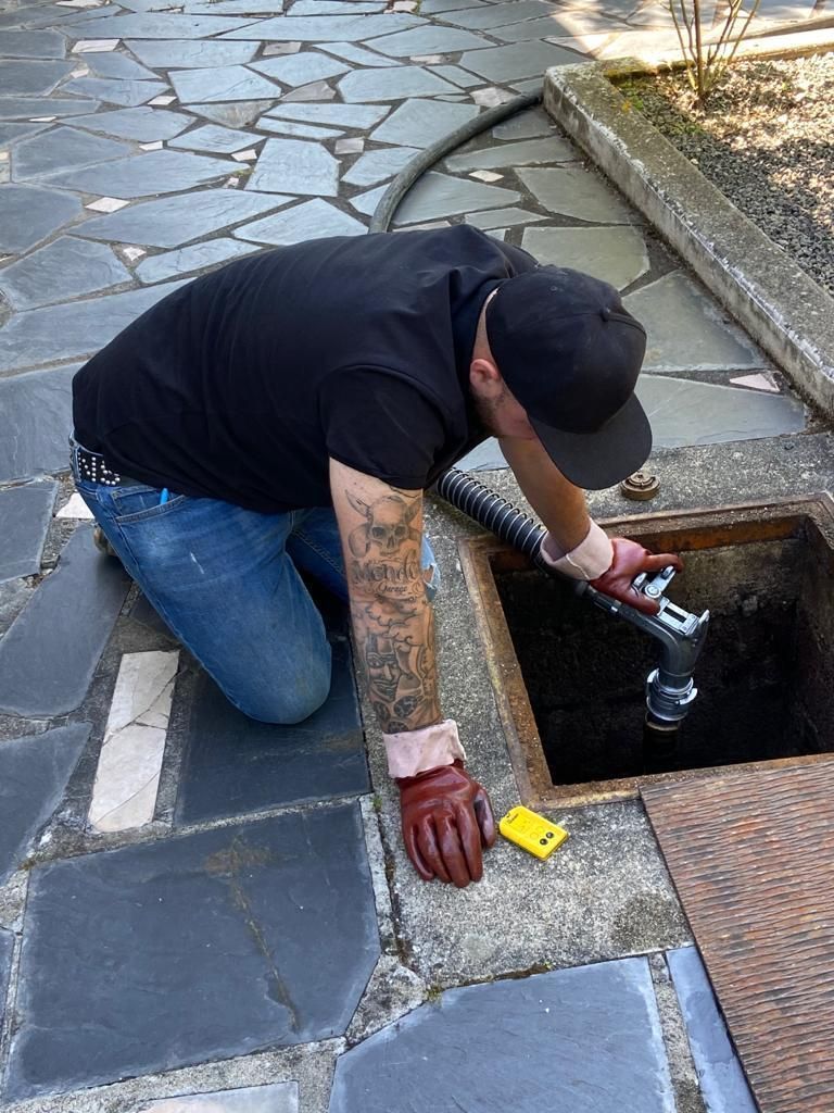 Un homme fait passer des gros tuyaux